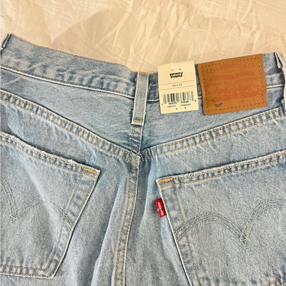 Levi’s Light Wash Jeans (24 x 30)